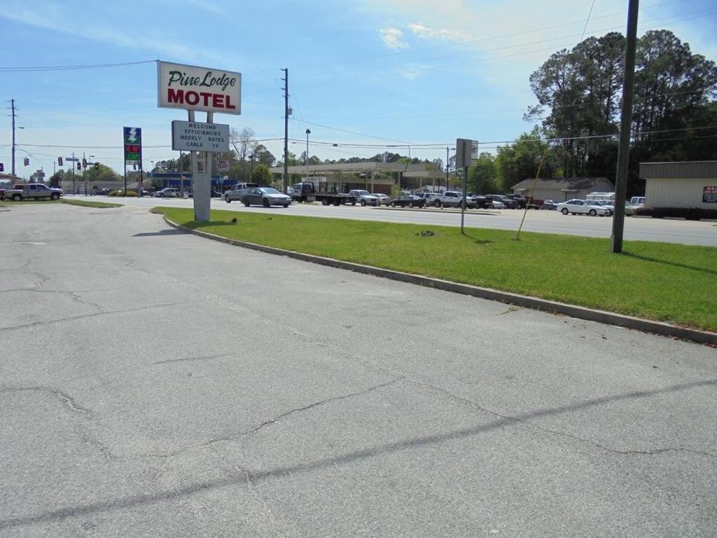 Pinelodge Motel Baxley Exteriör bild